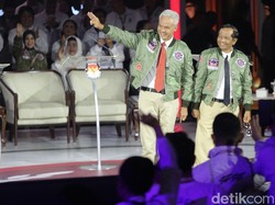 Ganjar Ingin Bikin Give Away Jaket Ala Top Gun yang Dipakai di Debat