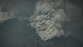 Gunung Lewotobi NTT 3 Kali Erupsi Luncurkan Guguran Awan Panas