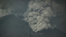 Gunung Lewotobi Laki-Laki di NTT Erupsi, Semburkan Abu Vulkanik