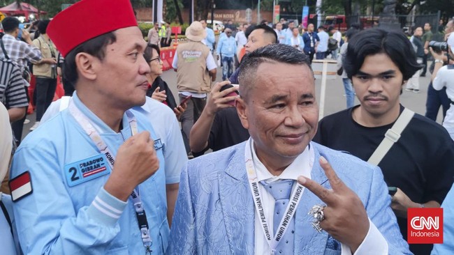 Pengacara Hotman Paris Hutapea menyaksikan langsung debat ketiga Pilpres 2024 Minggu (7/1). Ia menjadi pendukung Prabowo Subianto.