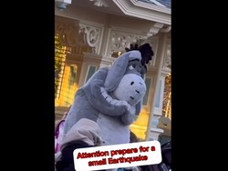 Viral! Karakter Eeyore Tenangkan Pengunjung Tokyo Disneyland Saat Gempa