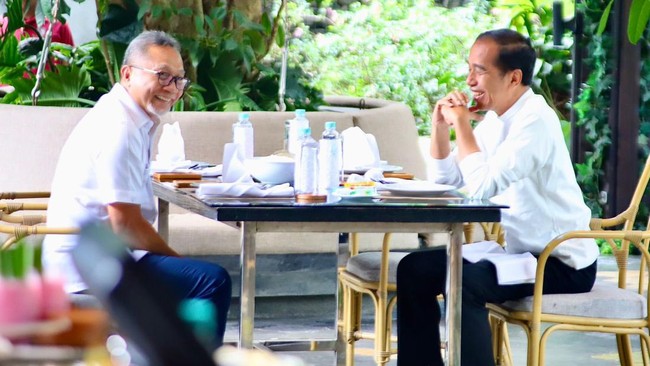 Menteri Perdagangan yang juga Ketua Umum PAN Zulkifli Hasan melaporkan respons masyarakat berbagai daerah terhadap pasangan Prabowo-Gibran kepada Jokowi.