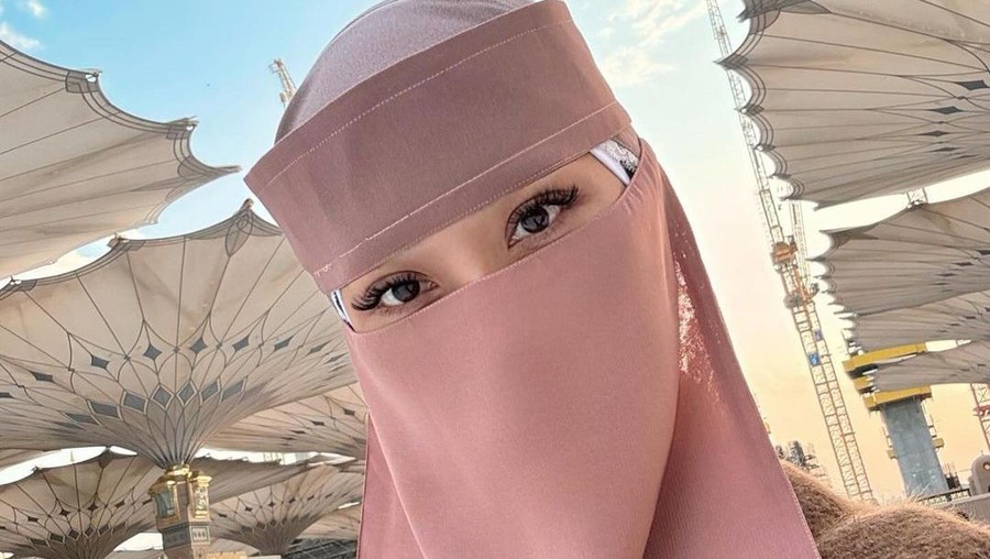 Potret BCL pakai cadar saat di Madinah