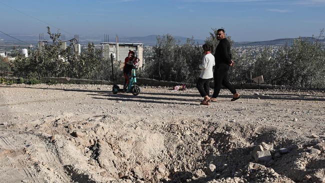 Enam warga Palestina tewas dalam serangan Israel ke Tepi Barat yang diduduki pada Minggu (7/1) pagi waktu setempat.