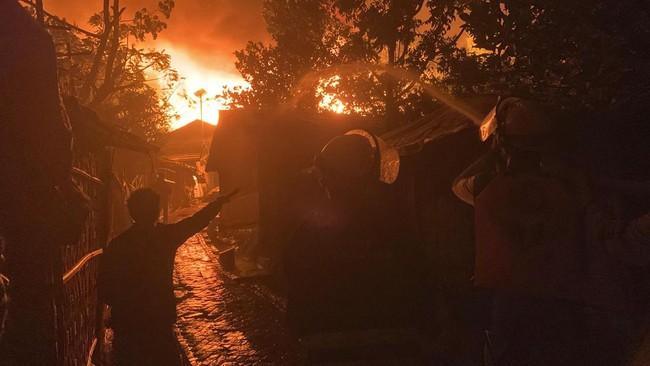 Kamp Rohingya yang berada di Cox's Bazar, Bangladesh, terbakar pada MInggu (7/1) dini hari waktu setempat sehingga berdampak pada ribuan pengungsi di sana.