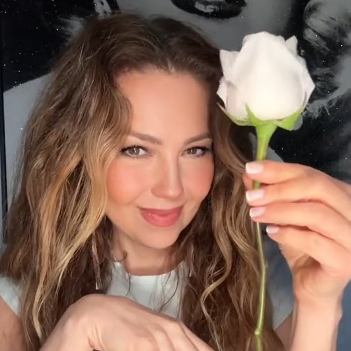 <p>Baru-baru ini, Thalia membuat unggahan di akun TikTok dan Instagram. Ia memperlihatkan dirinya yang berpenampilan seperti Rosalinda si gadis bunga. (Foto: TikTok @thalia)</p>