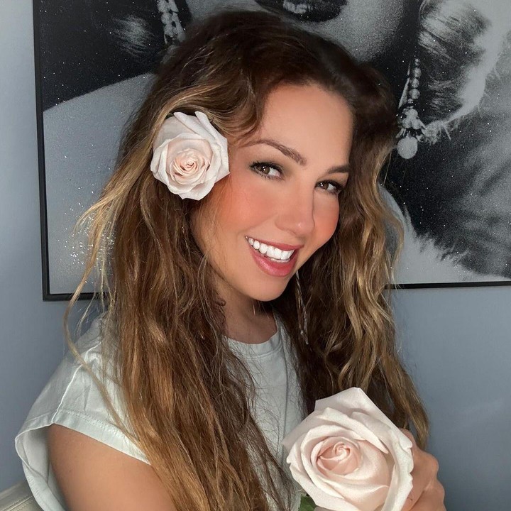<p>Salah satu peran Thalia yang sangat ikonik adalah Rosalinda Pérez Romero di serial telenovela <em>Rosalinda.</em> Dalam tayangan itu, Rosalinda dikisahkan sebagai gadis penjual bunga yang cantik. (Foto: Instagram @thalia)</p>