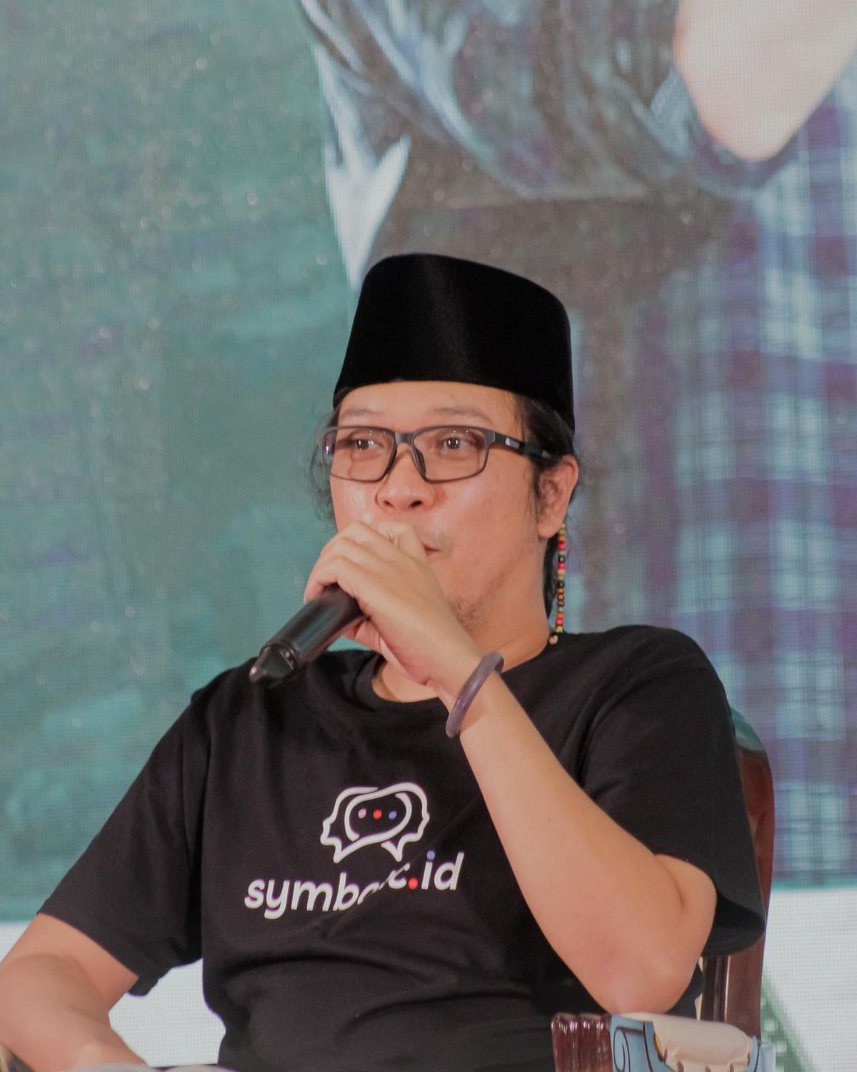 7 Potret Noe Letto&comma; Putra Cak Nun yang Masuk Islam Lagi