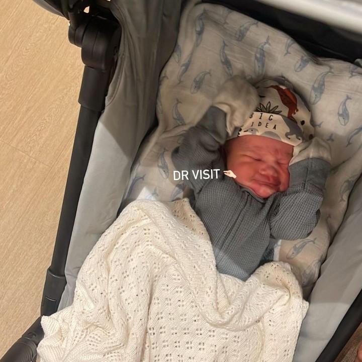 <p>Kehadiran baby Caspar disambut ramai oleh rekan-rekan Angel sesama artis mulai dari Rossa, Yasmine Wildblood, hingga Mikha Tambayong. "Huwaaa ponakan aku dah tibaaa (emoji hati)," komentar Rossa. Begitu juga komentara yang ditulis Mikha Tambayong, "<em>Congratulationsss</em> Ngel". (Foto: dok. Instagram @angelpieters)</p>