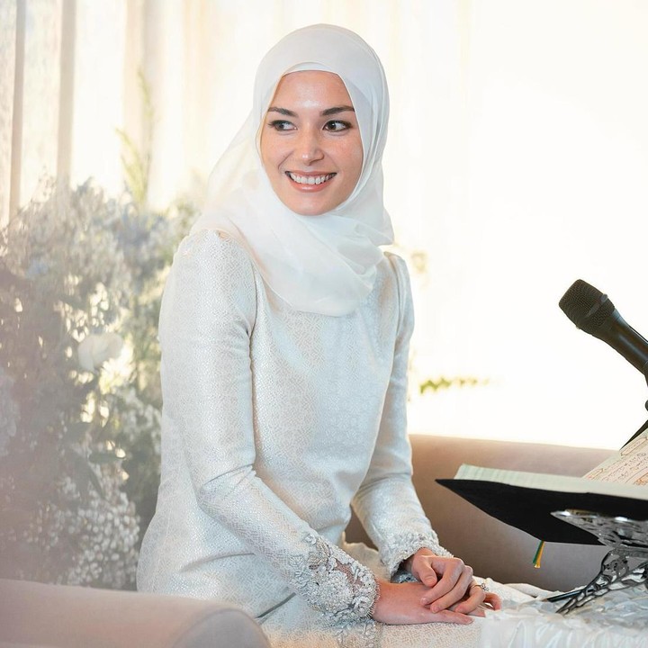 <p>Diketahui, ini merupakan potret Anisha dalam acara pengajian sebagai rangkaian dari prosesi pernikahan, Bunda. "Ia tampil anggun dalam acara Khatam Quran," tulis caption sebagai informasi. (Foto: Instagram @tehfirdaus dan @muash.portfolio)<br /><br /><br /></p>