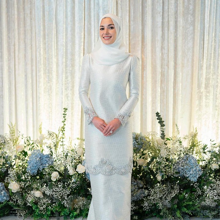 <p>Perempuan cantik berusia 29 tahun ini tampil menawan dalam balutan baju kurung berwarna putih. Dengan <em>make up</em> sederhana aksesori cincin di jari manis, penampilannya tampak memesona. (Foto: Instagram @tehfirdaus dan @muash.portfolio)<br /><br /><br /></p>