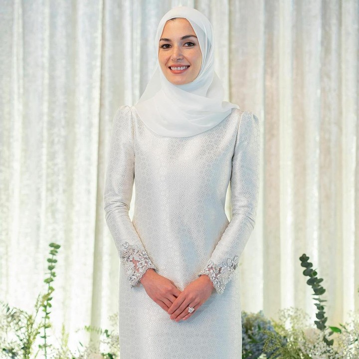 <p>Anisha Isa adalah cucu dari salah satu penasihat Sultan Brunei Darussalam, Penin Dato Awang Isa Awang Ibrahim. Sang kakak, Danial Deen Isa Kalebic juga merupakan teman dekat dari Pangeran Mateen. (Foto: Instagram @tehfirdaus dan @muash.portfolio)</p>