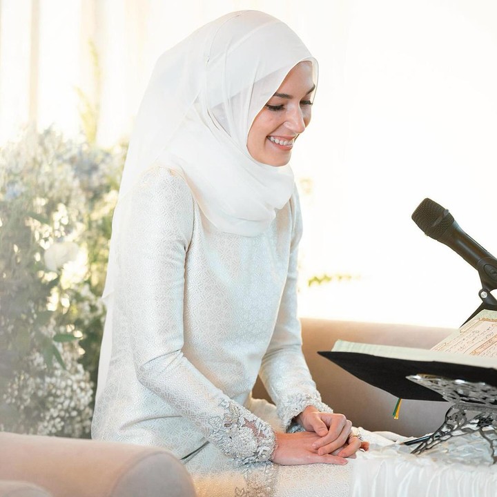 <p>Penampilan Anisha yang menawan juga mendapat banyak pujian dari netizen. Ia disebut elegan dalam kesederhanaan, "Dia terlihat cantik. Saya suka desainnya. Sangat elegan dan sederhana," tutur @royal****. Bagaimana menurut pendapat Bunda? (Foto: Instagram @tehfirdaus dan @muash.portfolio)</p>