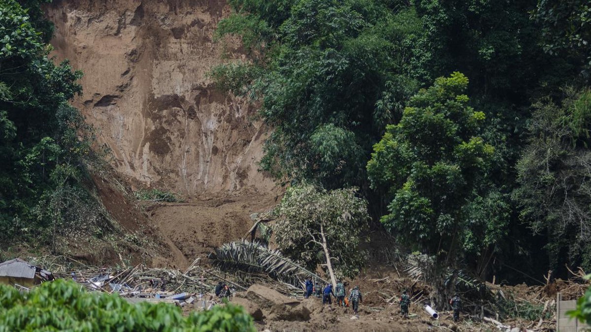 FOTO: Longsor Terjang Objek Wisata Mata Air Cipondok Subang, 2 Tewas