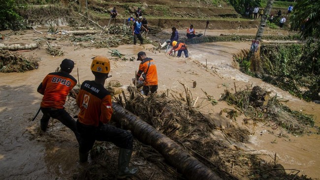 FOTO: Longsor Terjang Objek Wisata Mata Air Cipondok Subang, 2 Tewas