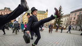 FOTO: Pertunjukan Jalan Kaki ala Monty Python di Ceko