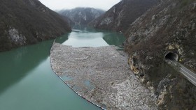 FOTO: Berton-ton Sampah Usik Keindahan Sungai Drina di Bosnia