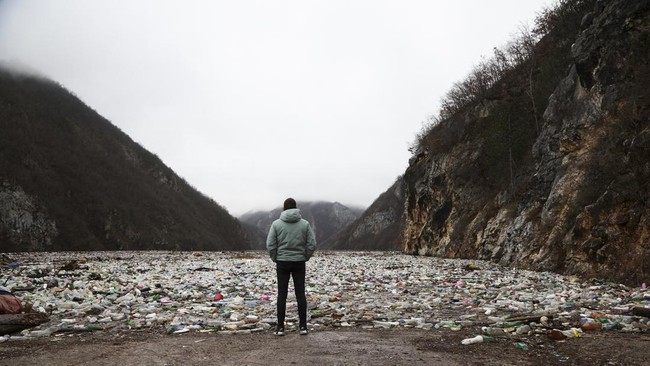 FOTO: Berton-ton Sampah Usik Keindahan Sungai Drina di Bosnia