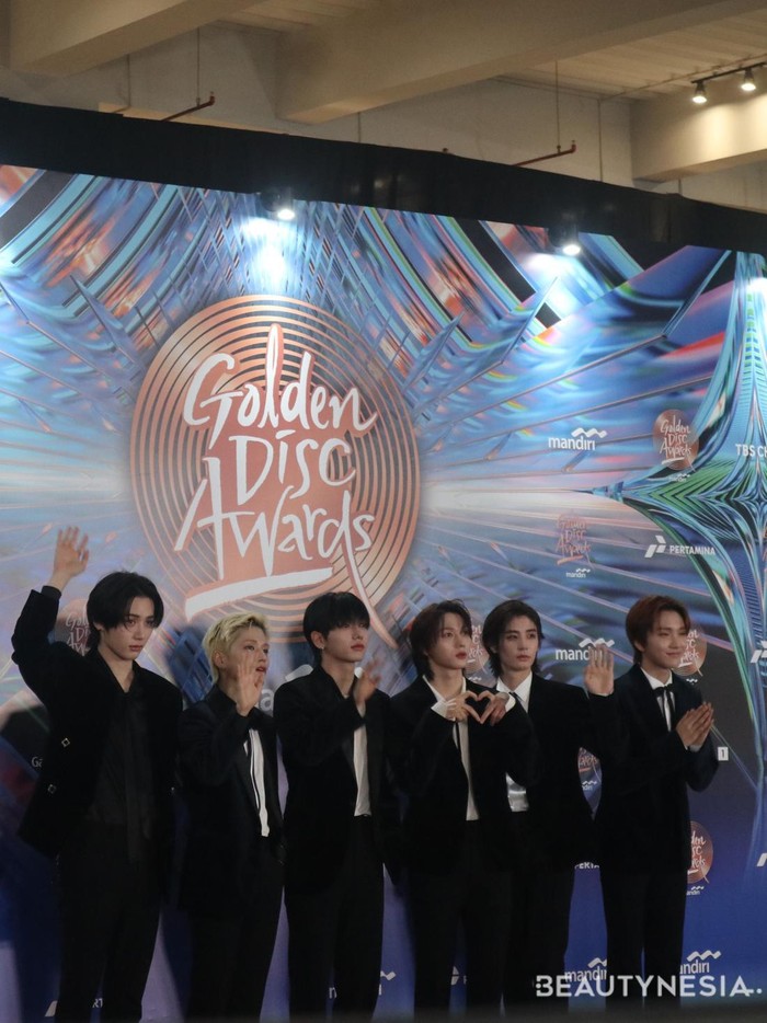 Grup K-Pop yang baru debut pada Mei 2023 lalu, BOYNEXTDOOR, turut meramaikan red carpet 38th Golden Disc Awards kali ini, Beauties. Tiap member-nya terlihat menawan dengan ciri khas masing-masing, ya!/Foto: Nadya/Beautynesia