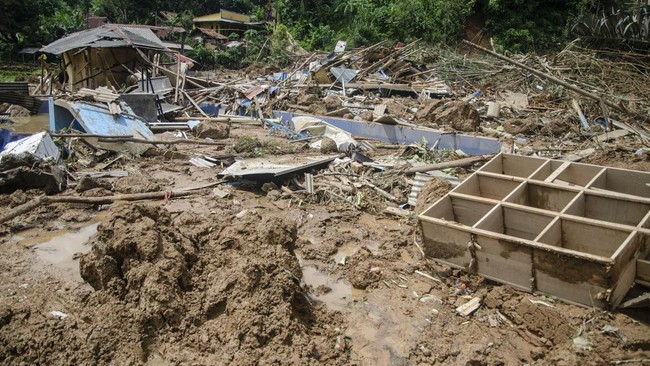 Tanah longsor terjadi di Kabupaten Luwu, Sulawesi Selatan hingga mengakibatkan 4 warga meninggal dunia. Ada pula 10 orang yang harus mendapat perawatan.