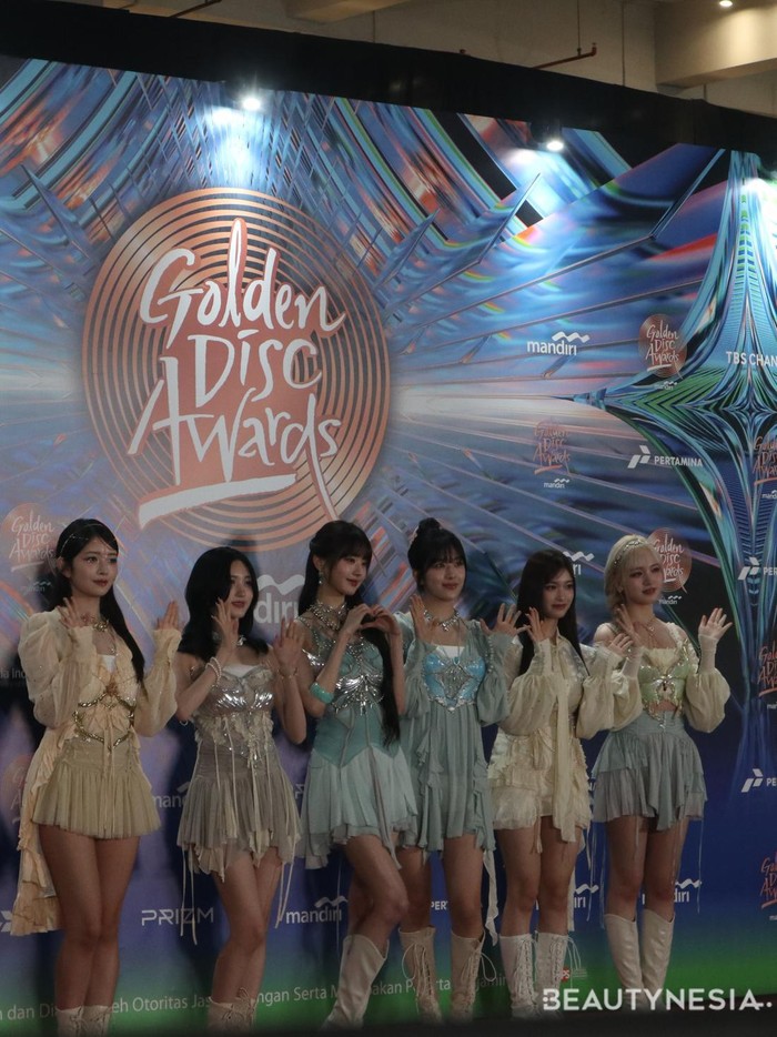 Stunning dan sparkling, para member IVE terlihat berkilau dalam outfit yang didominasi warna putih dan biru. Penampilan mereka bak putri dari negeri dongeng ya, Beauties!/ Foto: Nadya/Beautynesia