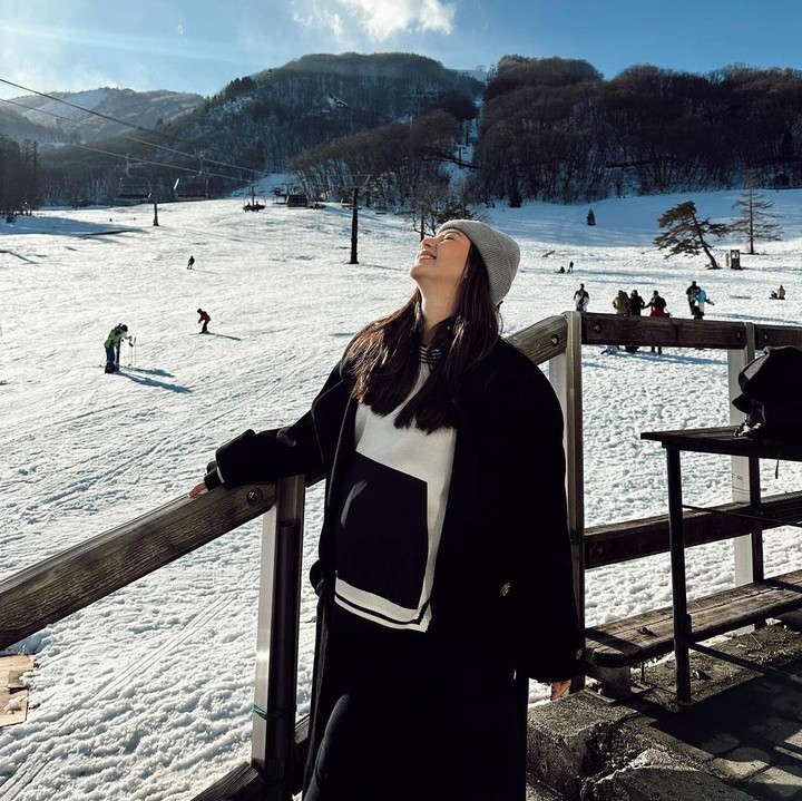 <p>Memasuki trimester ketiga,<em> baby bump</em> Mila sudah mulai terlihat besar. Hal ini tampak dari unggahan Mila saat berpose menunjukkan<em> baby bump</em>-nya dengan pemandangan salju dan gunung di Hakuba, Jepang. (Foto: Instagram @jscmila)</p>
