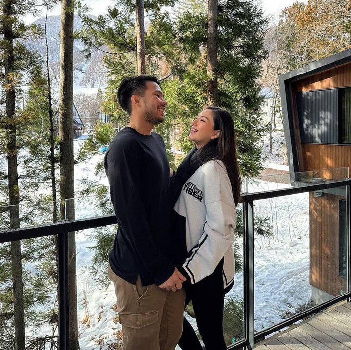 <p>Mila juga membagikan potret bersama suaminya, Yakup Hasibuan. Keduanya tampak menikmati liburan musim dingin di Jepang. (Foto: Instagram @jscmila)</p>
