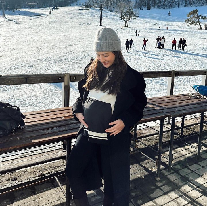 <p>Artis Jessica Mila menghabiskan libur awal tahun 2024 di Jepang. Mila yang saat ini sedang hamil anak pertama, membagikan momen saat liburan dan pamer baby bump. (Foto: Instagram @jscmila)</p>