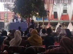 Viral Kereta Numpang Lewat di Kondangan Warga, Begini Ceritanya