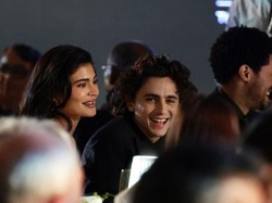 Kylie Jenner Pamer Foto Bikini Setelah Isu Hamil dengan Timothee Chalamet