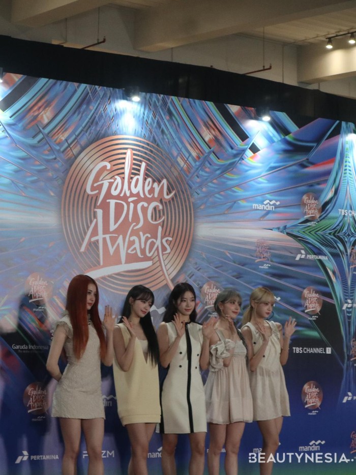 Chic and gorgeous! Kelima member LE SSERAFIM kompak mengenakan mini dress yang terlihat simpel namun stylish di red carpet 38th Golden Disc Awawrds ini./ Foto: Nadya/Beautynesia