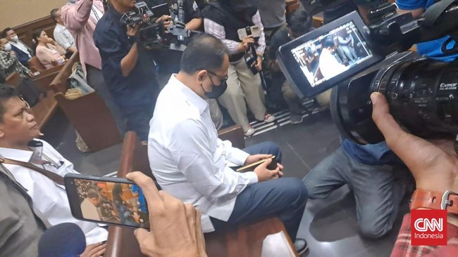 Bekerja sebagai pegawai negeri sipil selama lebih dari 30 tahun menjadi salah satu hal meringankan vonis Mantan pejabat Ditjen Pajak Rafael Alun Trisambodo.