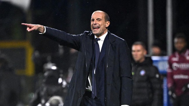 Massimiliano Allegri terlihat kecewa dengan pertahanan Juventus yang gampang panik usai menang dramatis 2-1 atas Salernitana, Senin (8/1) dini hari WIB.