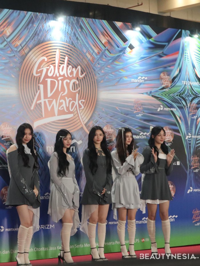 Tampil menggemaskan dan aesthetic ala couqette girl, NewJeans turut menghiasi red carpet 38th Golden Disc Awards dengan penuh pesona./ Foto: Nadya/Beautynesia