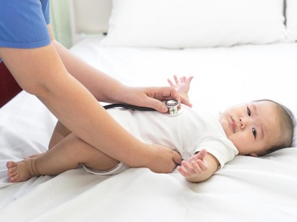 Napas Bayi Berbunyi, Kapan Harus ke Dokter? Kenali Penyebab dan Waktu yang Tepat