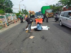 Tragis Guru MI Gresik Tewas Kecelakaan di Depan Anaknya