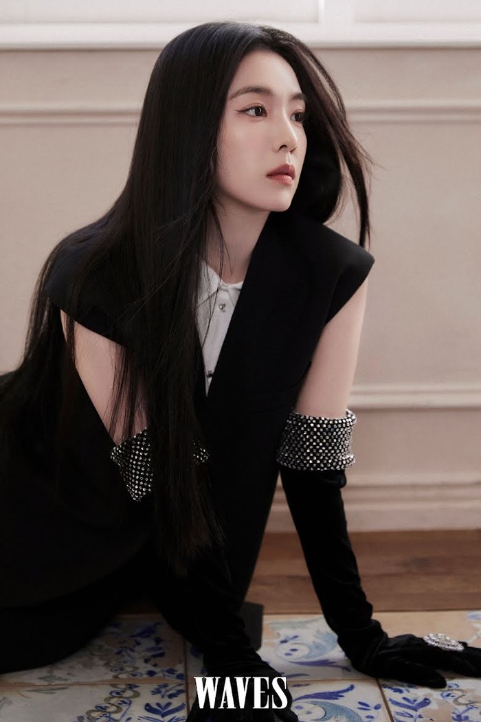 Penampilan Irene dalam majalah ini, sukses menunjukkan eksistensinya sebagai idol yang terus bersinar meski sudah 10 tahun berkarier/Foto: koreaboo.com