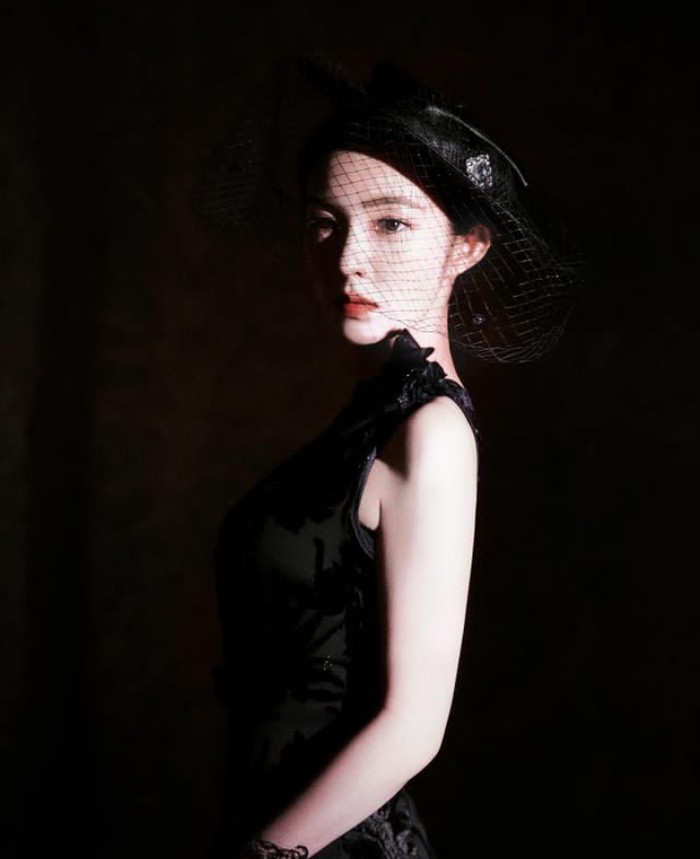 Penjualan majalah WAVES edisi Januari 2024 ini, menyentuh angka 20 ribu copy dalam waktu 1 jam pertama dan terjual sebanyak lebih dari 31 ribu copy di 24 jam pertama/Foto: instagram.com/redvelvet.smtown