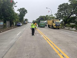 Remaja Jatuh Terlindas Saat Nggandol Truk di Gresik Sepulang Selawatan