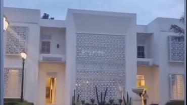 img-title Potret Rumah Baru Supermewah Ustaz Solmed & April Jasmine yang Jadi Sorotan