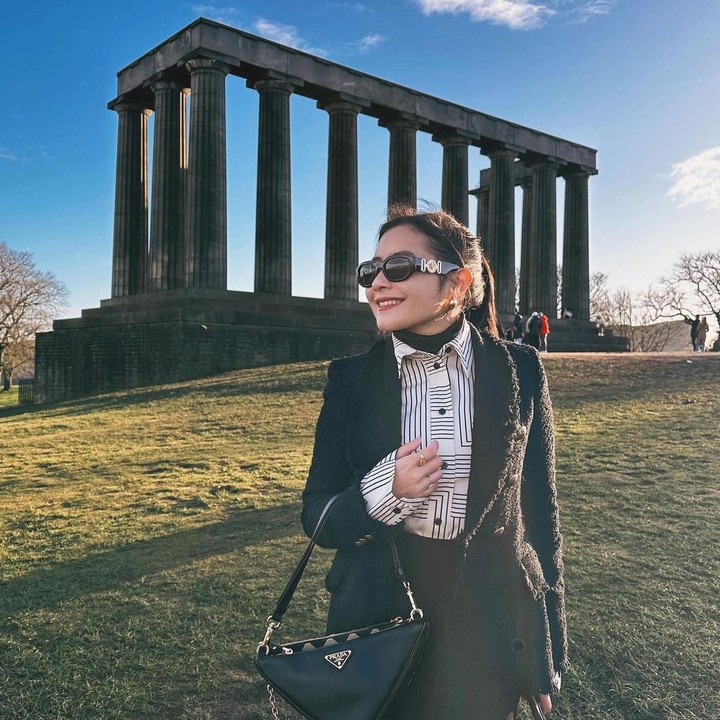 <p>Ia juga mengajak pengikut akun Instagramnya untuk bersyukur dengan kenyaman yang dimiliki perempuan saat ini. "Harus banyak-banyak bersyukur yaa hidup sebagai perempuan di era modern. Kita punya kebebasan berbicara, bisa mandiri dan punya pilihan atas diri kita. Aahh seneng banget kalau abis dengerin sejarah gini, makin membuka sudut pandang kita terhadap dunia," ajaknya. (Foto: Instagram @prillylatuconsina96)<br /><br /><br /></p>