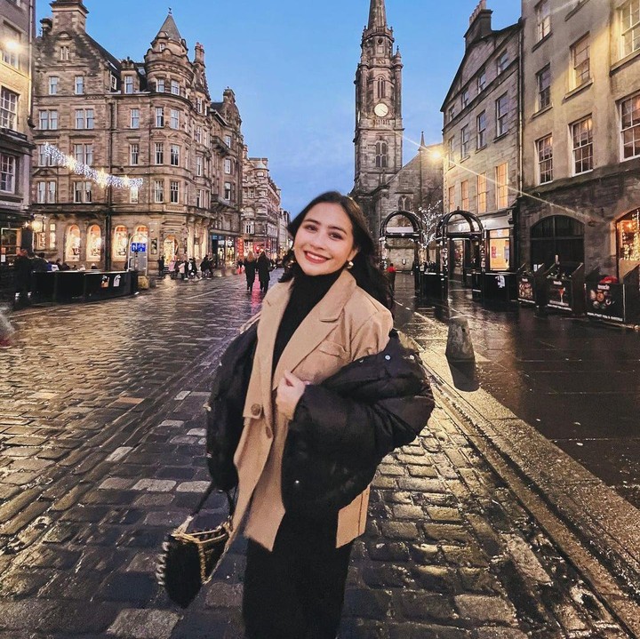 <p>Lebih lanjut, Prilly juga membagikan cerita singkat melalui caption. Dalam kesempatan tersebut, ia mengaku beruntung lahir di era modern seperti saat ini.(Foto: Instagram @prillylatuconsina96)<br /><br /><br /></p>