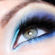 Jadi Salah Satu Prediksi Tren Makeup 2024 Menurut Pinterest, Ini 5 Rekomendasi Eyeshadow Biru yang Wajib Dicoba