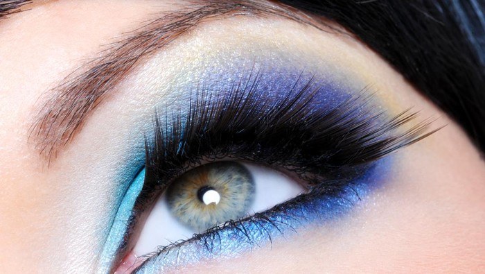 Jadi Salah Satu Prediksi Tren Makeup 2024 Menurut Pinterest, Ini 5 Rekomendasi Eyeshadow Biru yang Wajib Dicoba