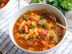 Resep Sup Tomat dan Sayuran yang Asam Segar dan Kaya Nutrisi