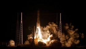 FOTO: Roket Vulcan Meluncur ke Bulan Bawa Sisa Jasad Manusia