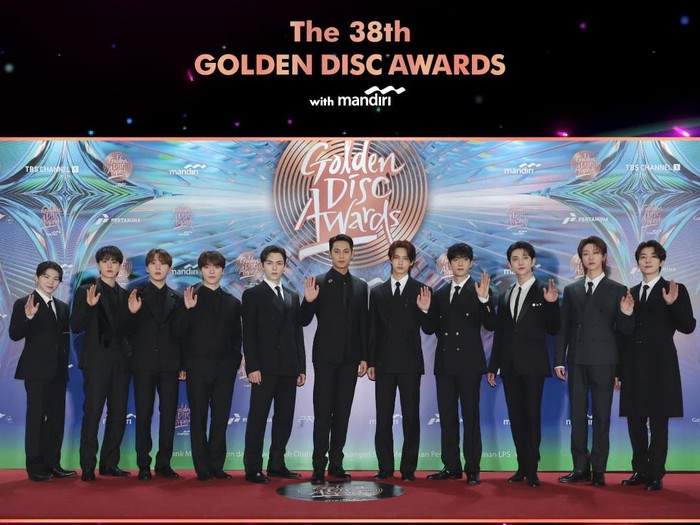 Salah satu grup K-Pop generasi ketiga yakni SEVENTEEN juga tak kalah memesona di red carpet 38th Golden Disc Awards ini. From head to toe, semuanya tampak menawan!/ Foto: instagram.com/golden_disc