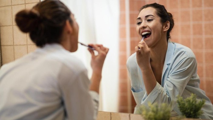 Sikat gigi setelah makan makan/Foto:freepik.com/Drazen Zigic