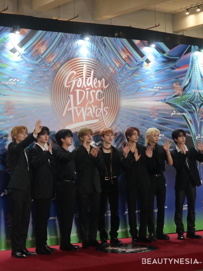 Sukses mencuri perhatian dengan penampilan penuh pesona, para member Stray Kids tampil memukau dan kompak dalam outfit serba hitam./ Foto: Nadya/Beautynesia