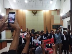 Haris Azhar dan Fatia Divonis Bebas, Pengunjung Sidang Langsung Riuh